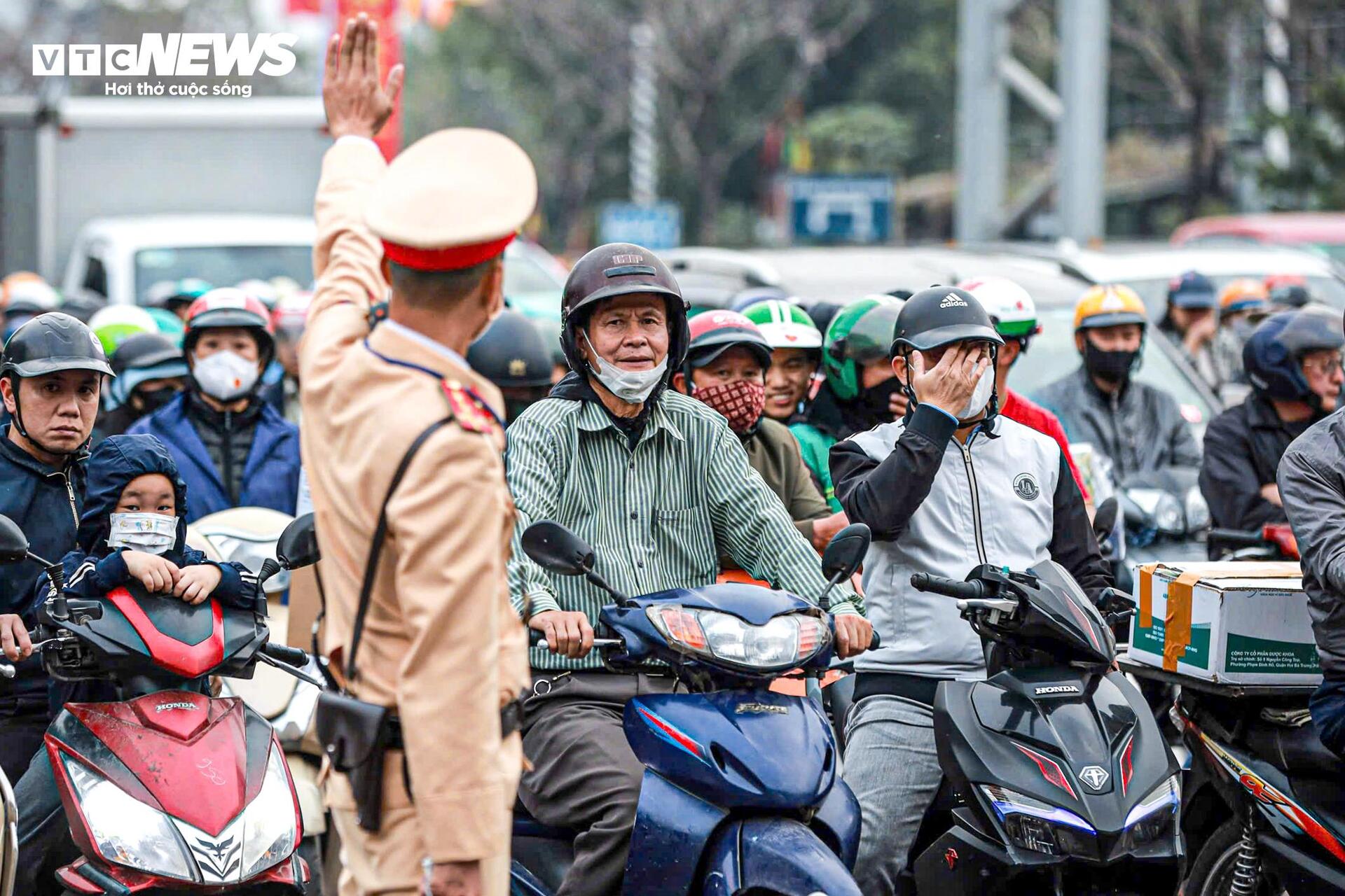 Nhiều tuyến đường vào trung tâm Hà Nội ùn tắc ngày đầu đi làm sau Tết- Ảnh 7.