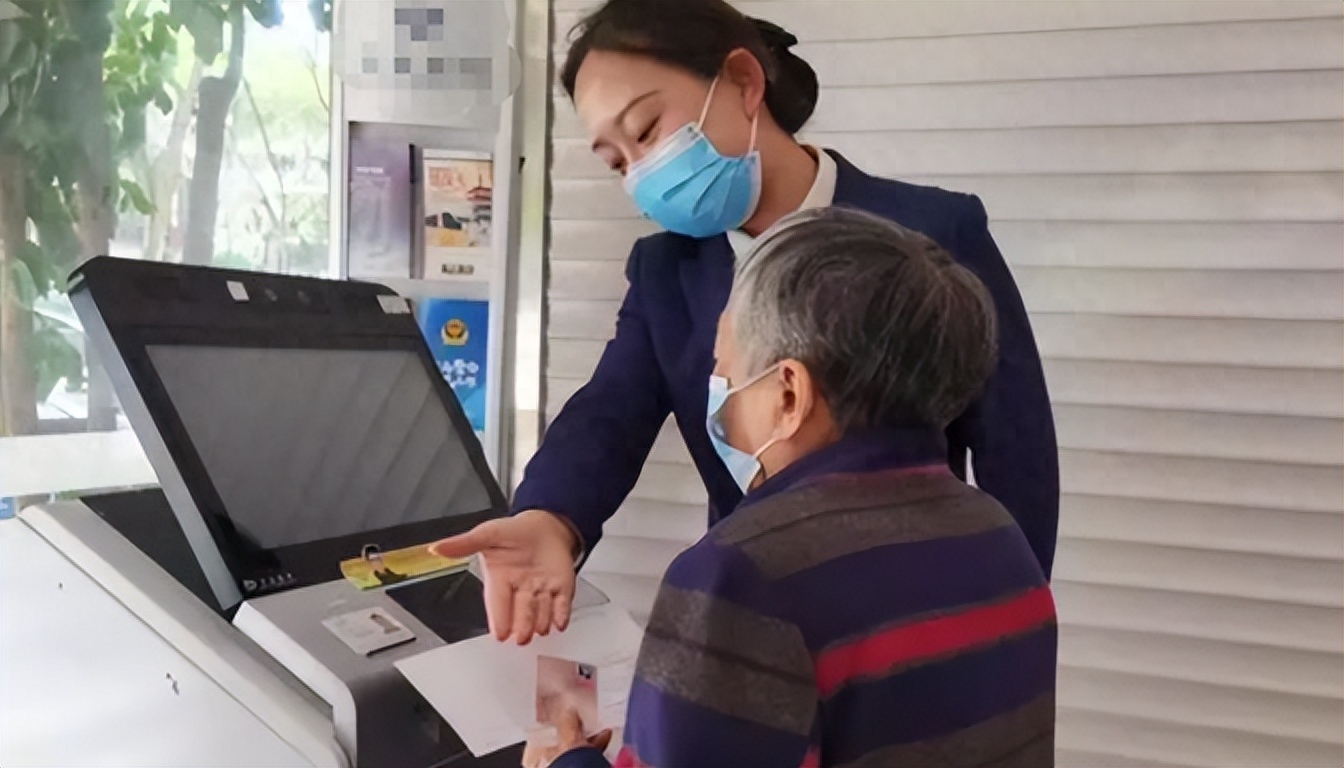 Con trai qua đời vì tai nạn giao thông, mẹ mang 2 tỷ đồng tiền bồi thường gửi ngân hàng, 1 năm sau đến rút thì được báo: Số tiền này không phải của bà- Ảnh 1. Con trai qua đời vì tai nạn giao thông, mẹ mang 2 tỷ đồng tiền bồi thường gửi ngân hàng, 1 năm sau đến rút thì được báo: Số tiền này không phải của bà- Ảnh 1.