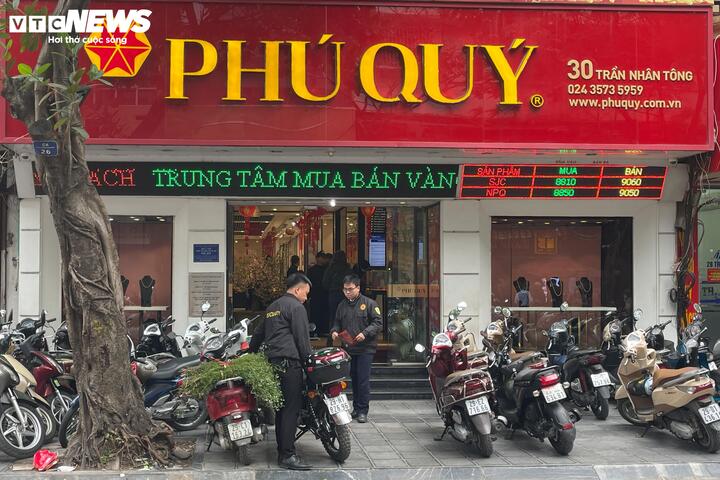 Khách kéo đến quá đông, cửa hàng 'cháy' phiếu mua vàng trước ngày vía thần Tài- Ảnh 3.