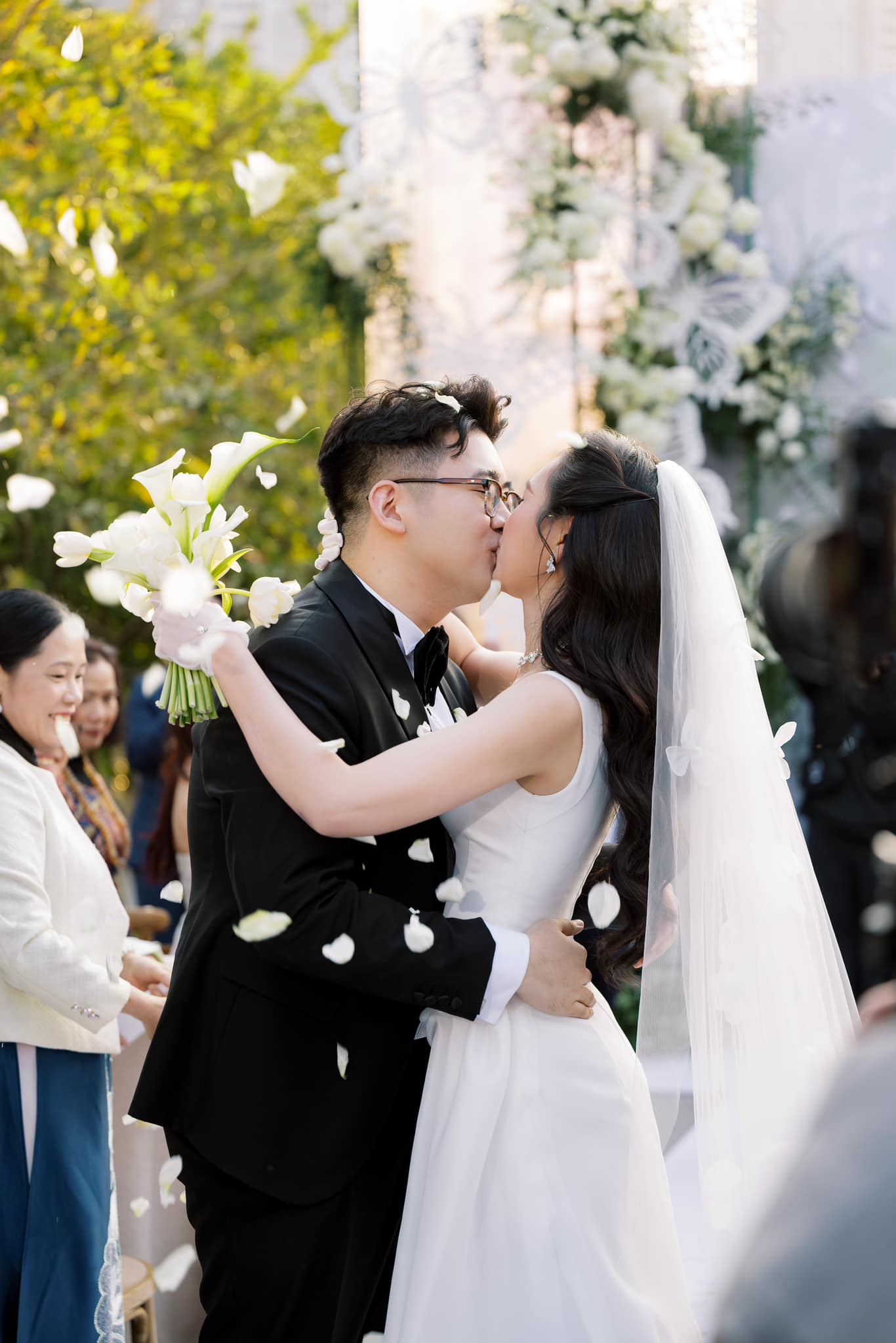 Đám cưới của Hoa hậu Kỳ Duyên và chồng kín tiếng: Cô dâu khoe visual Đám cưới của Hoa hậu Kỳ Duyên và chồng kín tiếng: Cô dâu khoe visual