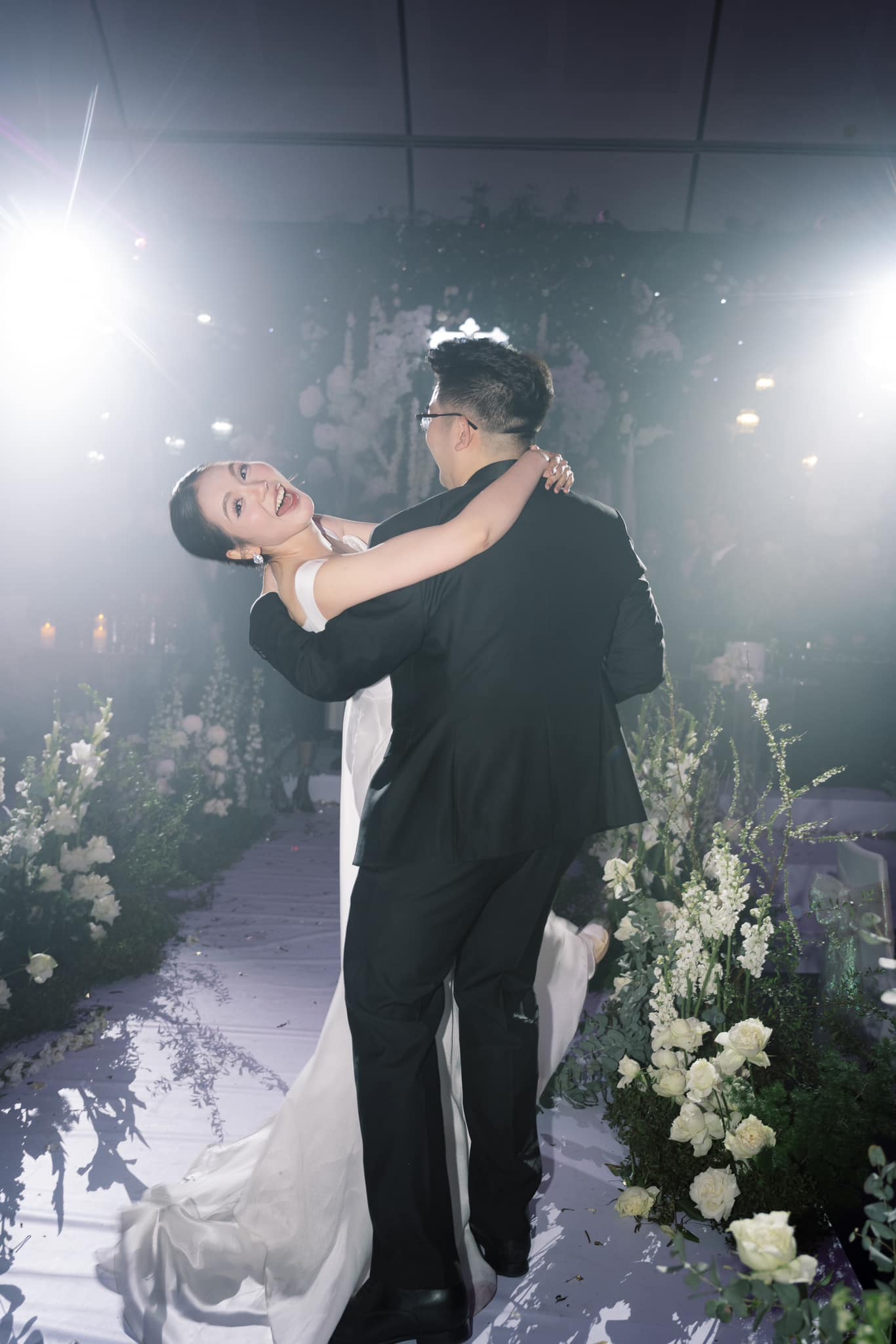 Đám cưới của Hoa hậu Kỳ Duyên và chồng kín tiếng: Cô dâu khoe visual Đám cưới của Hoa hậu Kỳ Duyên và chồng kín tiếng: Cô dâu khoe visual