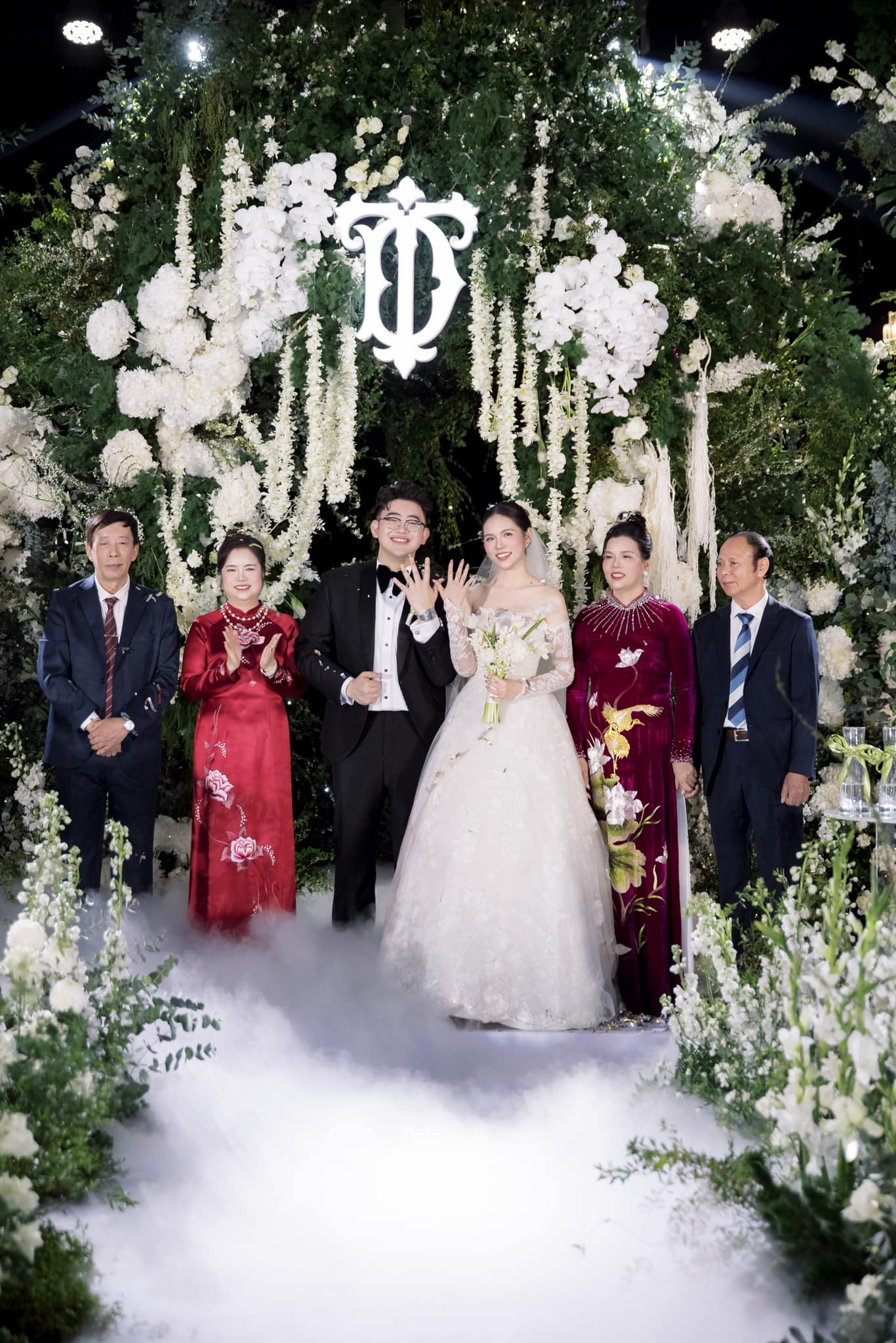 Đám cưới của Hoa hậu Kỳ Duyên và chồng kín tiếng: Cô dâu khoe visual Đám cưới của Hoa hậu Kỳ Duyên và chồng kín tiếng: Cô dâu khoe visual