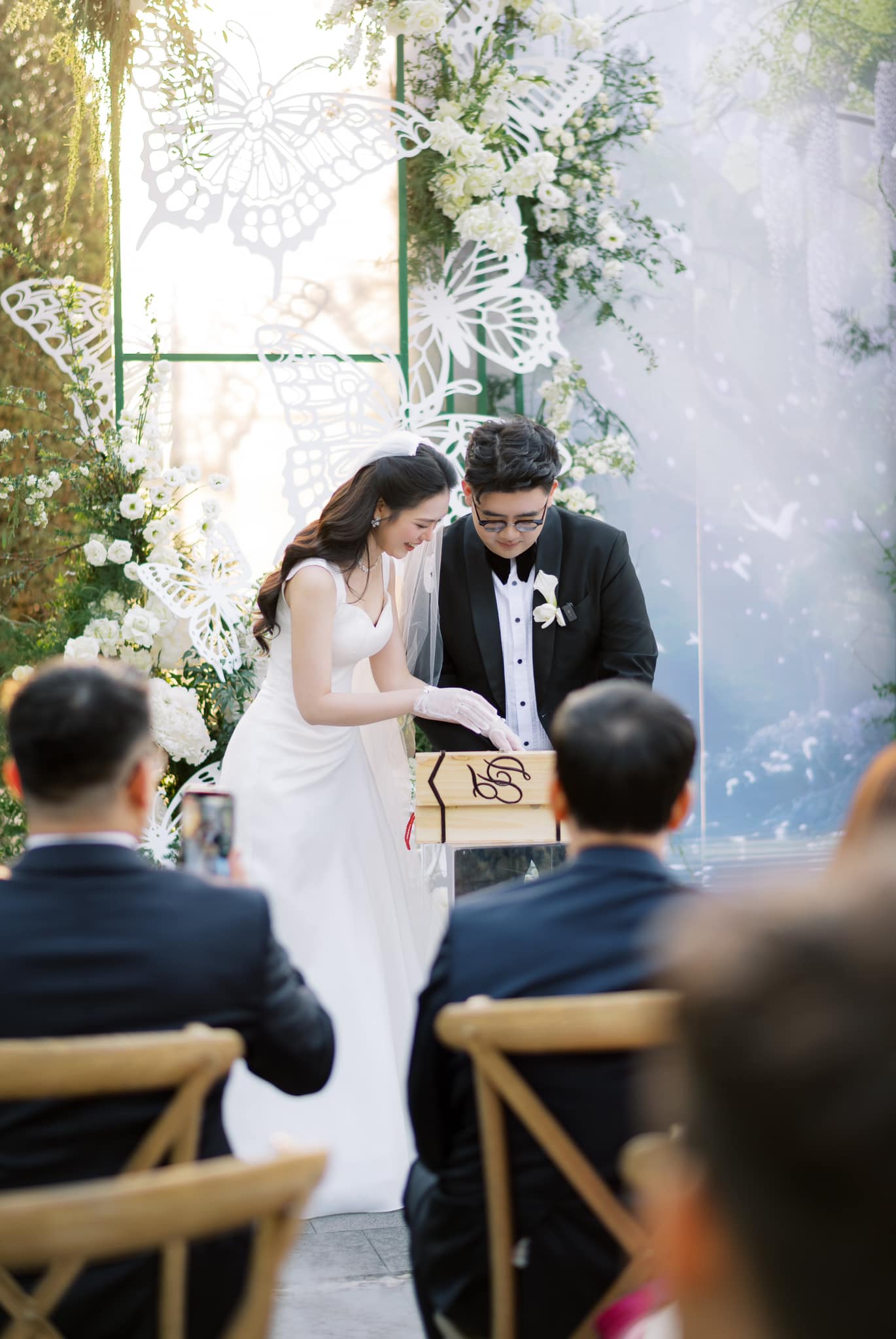 Đám cưới của Hoa hậu Kỳ Duyên và chồng kín tiếng: Cô dâu khoe visual Đám cưới của Hoa hậu Kỳ Duyên và chồng kín tiếng: Cô dâu khoe visual