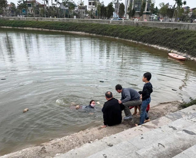 Nữ doanh nhân nhảy xuống hồ cứu 3 trẻ đuối nước: Trước đó vừa đi viện về, sức khỏe yếu hơn sau sự việc- Ảnh 1.