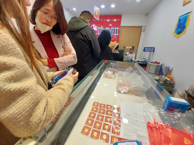 Người dân ồ ạt bán vàng, cửa hàng hết sạch tiền trả khách- Ảnh 1. Người dân ồ ạt bán vàng, cửa hàng hết sạch tiền trả khách- Ảnh 1.