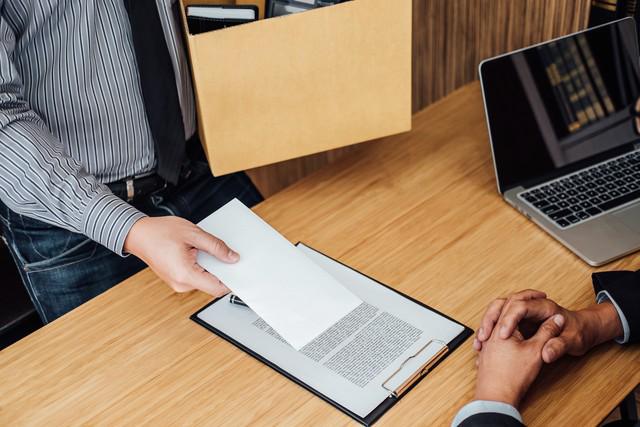Nhân viên cốt cán được sếp duyệt đơn xin nghỉ việc, 3 tháng sau bỗng bị kiện ra tòa: Phải bồi thường 200 triệu đồng vì lý do chẳng ai ngờ- Ảnh 1.