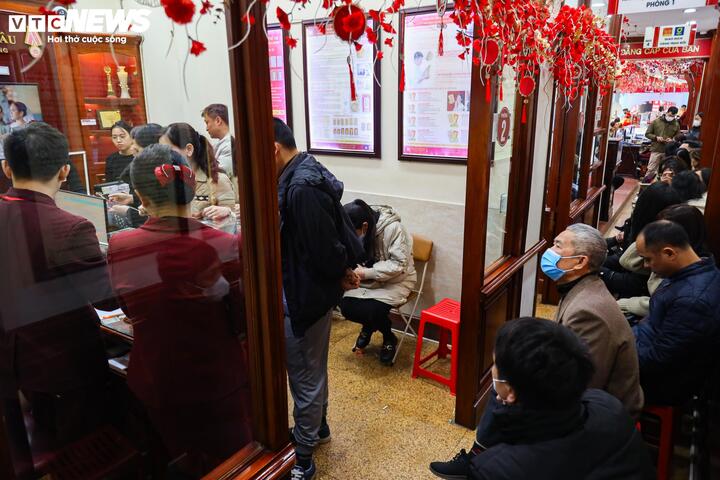 Giá vàng lên 'đỉnh', người dân cấp tập bán, lãi hàng trăm triệu đồng- Ảnh 3.