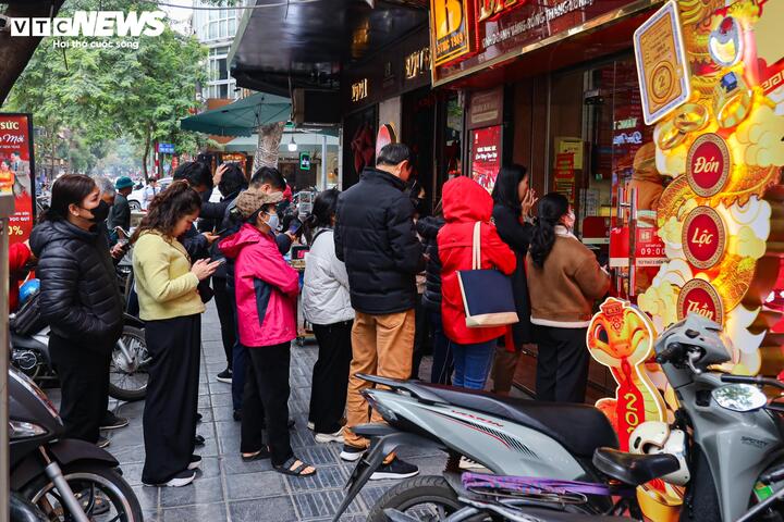 Giá vàng lên 'đỉnh', người dân cấp tập bán, lãi hàng trăm triệu đồng- Ảnh 5.