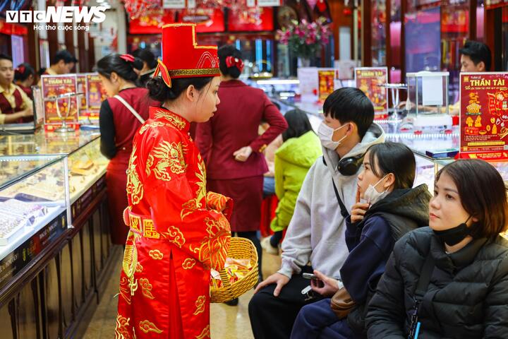 Giá vàng lên 'đỉnh', người dân cấp tập bán, lãi hàng trăm triệu đồng- Ảnh 12.