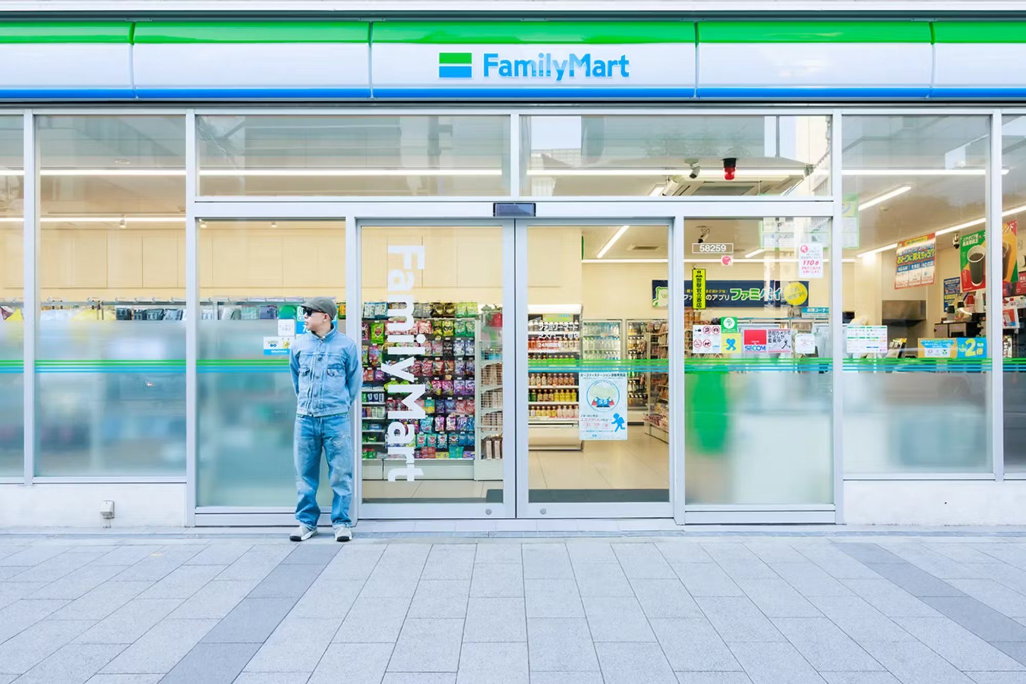 "Ông hoàng văn hóa đường phố" trở thành Giám đốc sáng tạo mới của FamilyMart: Chuỗi cửa hàng tiện lợi đình đám sẽ “đỉnh” cỡ nào đây?- Ảnh 2.