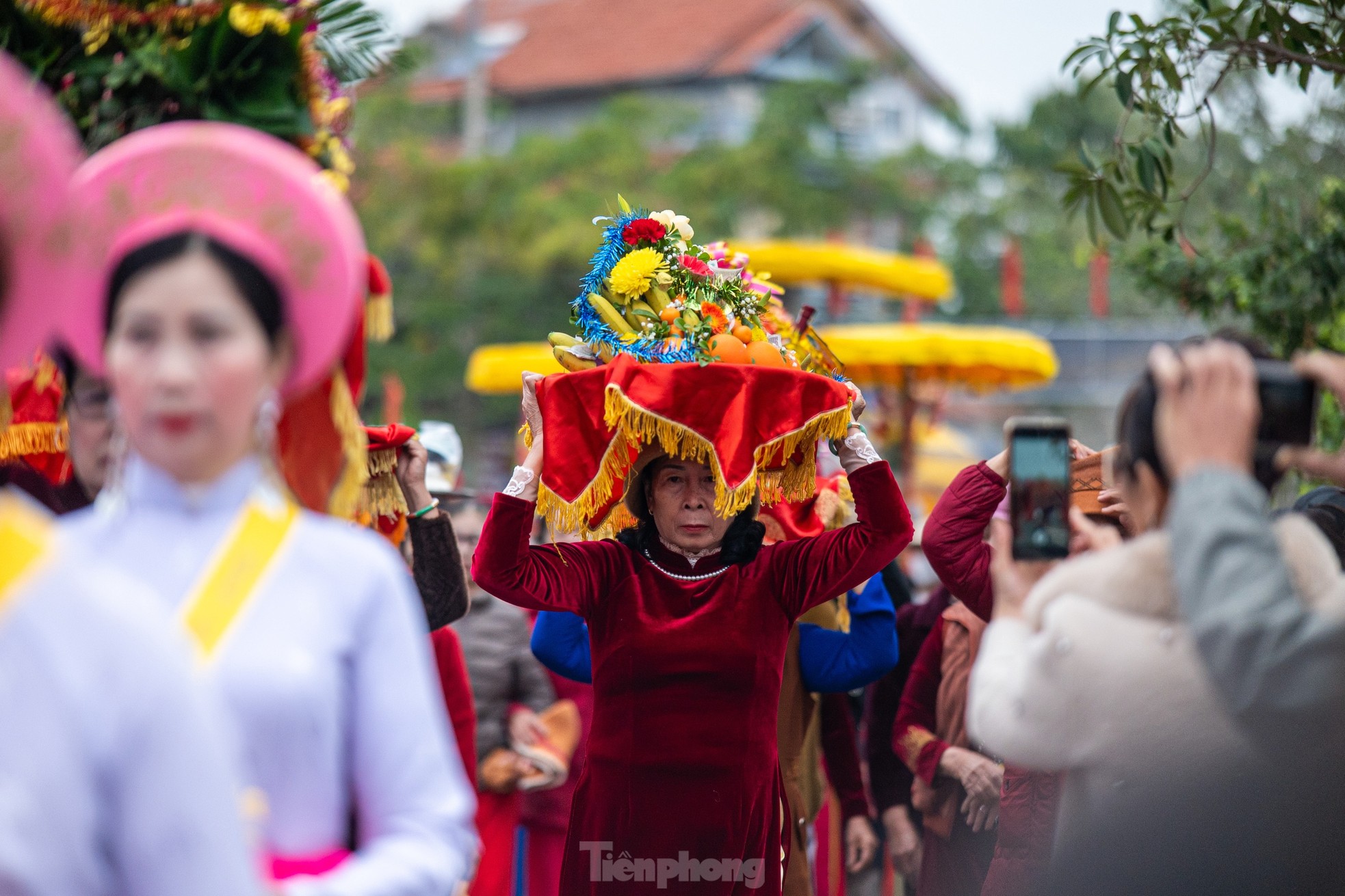 Hàng nghìn người nô nức đổ ra đường xem lễ rước người sống có một không hai ở Quảng Ninh- Ảnh 4.