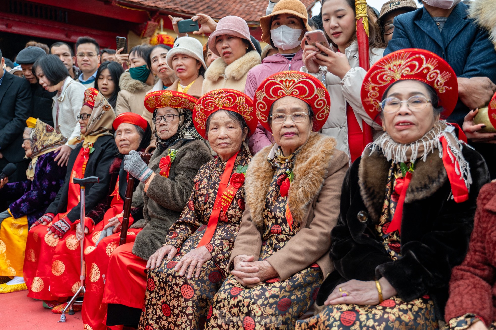 Hàng nghìn người nô nức đổ ra đường xem lễ rước người sống có một không hai ở Quảng Ninh- Ảnh 9.