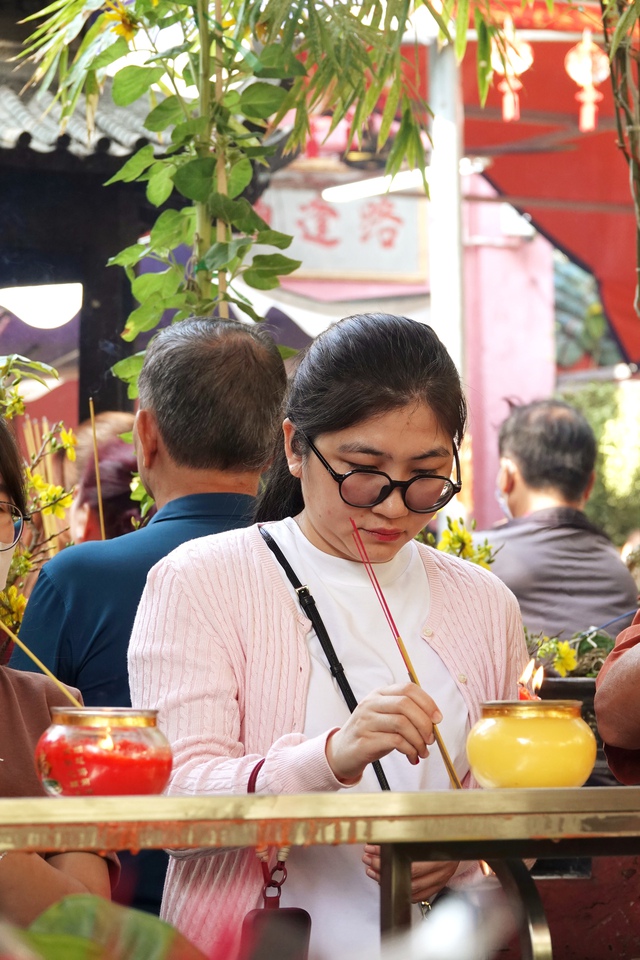 Mặc trời nắng nóng, người dân chen chân dâng lễ tại ngôi chùa lâu năm nhất Sài Gòn- Ảnh 7.