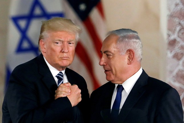 Ẩn ý của Thủ tướng Israel khi tặng Tổng thống Mỹ Trump máy nhắn tin mạ vàng- Ảnh 1.