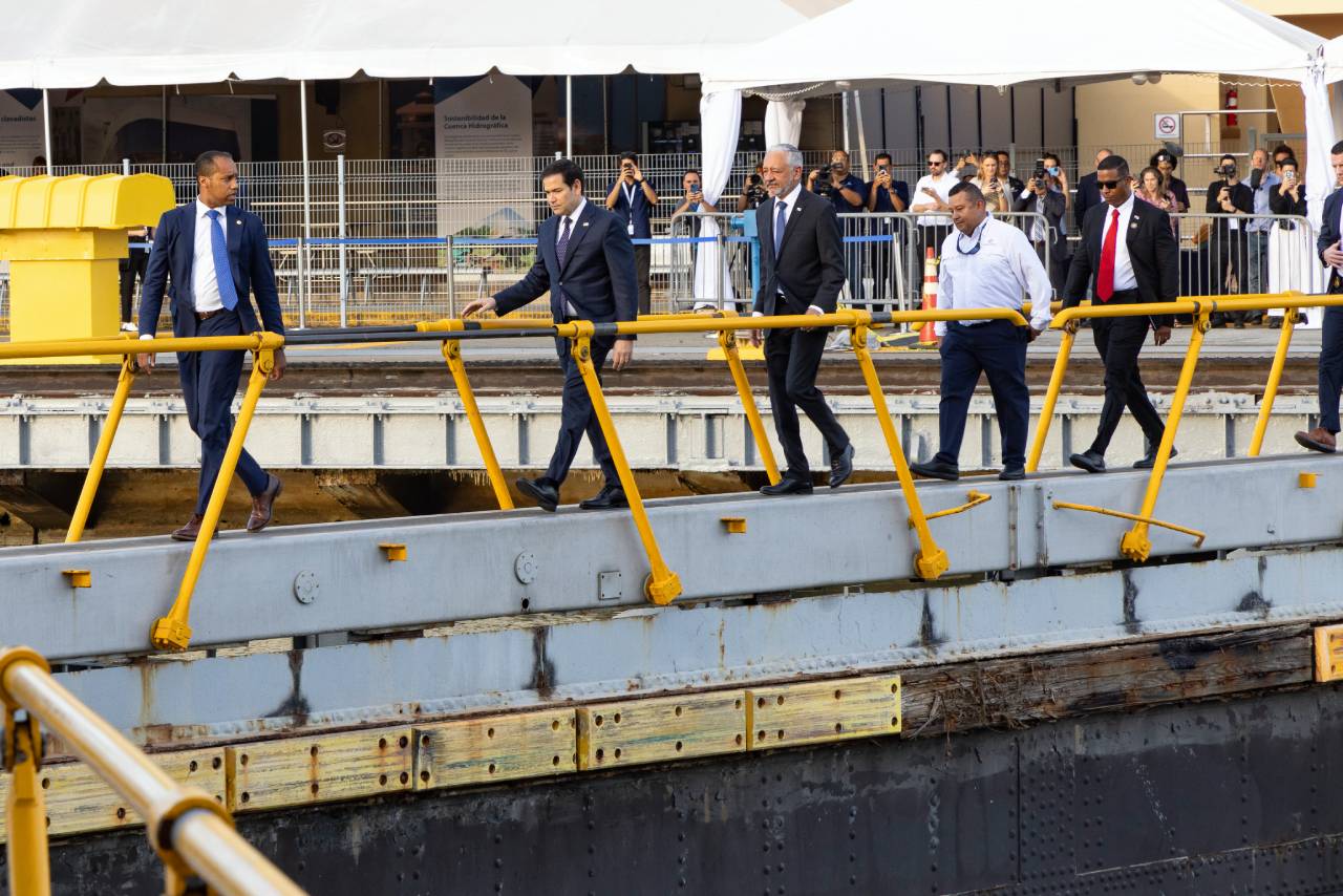 Secretary Rubio, accompanied by a delegation of representatives from the United States government, was received at the Miraflores locks by the Canal Administrator, Ricaurte Vásquez Morales. Ảnh: Pancanal.com