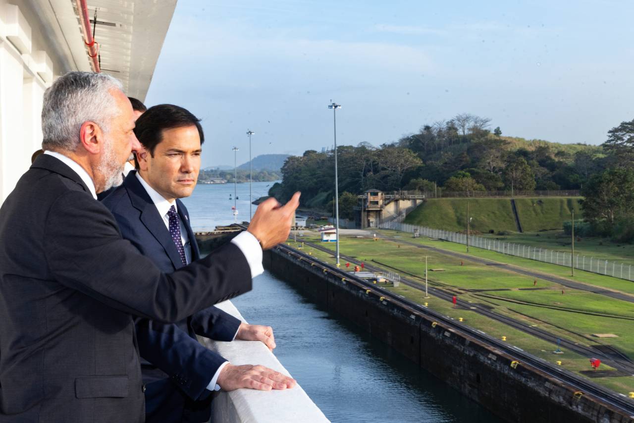 Secretary Rubio, accompanied by a delegation of representatives from the United States government, was received at the Miraflores locks by the Canal Administrator, Ricaurte Vásquez Morales. Ảnh: Pancanal.com