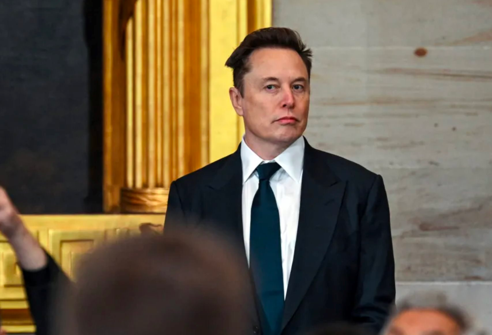 'Bộ trưởng' Elon Musk khiến các nhân viên chính phủ Mỹ 'sợ xanh mặt': Gửi email đến 2 triệu người yêu cầu 'cầm tiền và nghỉ việc', mang cả giường đến văn phòng để vừa làm vừa ngủ- Ảnh 1.