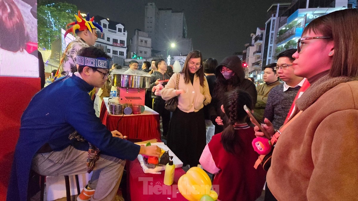 Đổ xô mua vàng, đến tối vẫn đông nghịt, cửa hàng phải dựng rào 'phân luồng'- Ảnh 11.