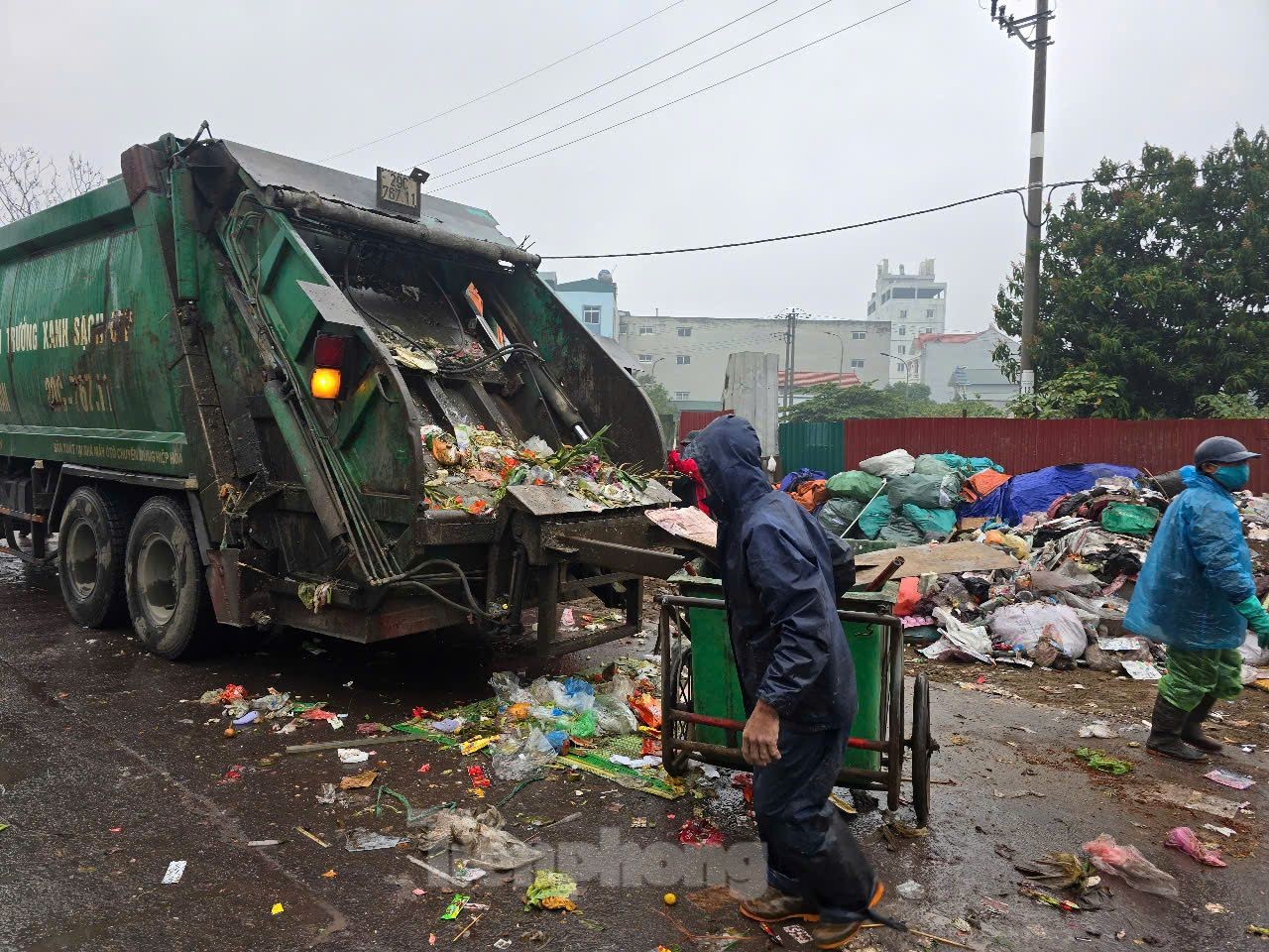 Hà Nội: Bất ngờ với tem nhãn của nhiều loại thực phẩm tại bãi rác bánh kẹo khổng lồ- Ảnh 2.