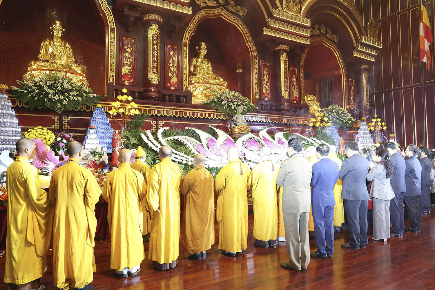 Dòng người co ro trong gió rét hành hương lên chùa Đồng Yên Tử ngày khai hội- Ảnh 2.