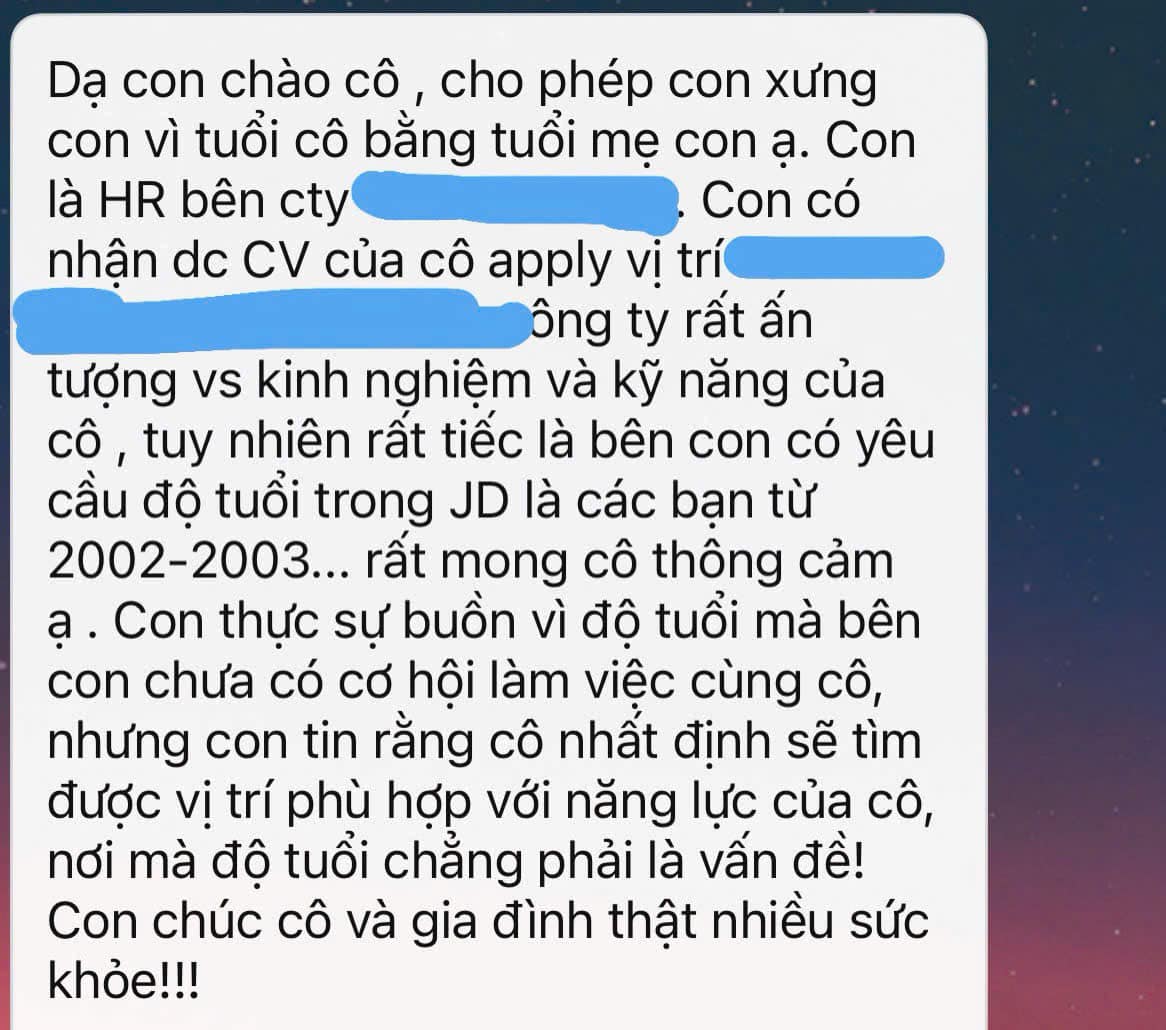 Bức ảnh của ứng viên 47 tuổi phải đi xin việc khiến tất cả bật khóc- Ảnh 1.