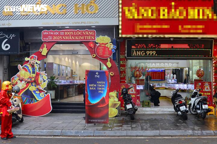 Bất ngờ cảnh nhiều cửa hàng vàng vắng hoe trong ngày vía thần Tài- Ảnh 4. Bất ngờ cảnh nhiều cửa hàng vàng vắng hoe trong ngày vía thần Tài- Ảnh 4.