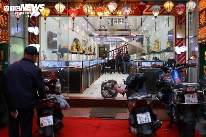 Bất ngờ cảnh nhiều cửa hàng vàng vắng hoe trong ngày vía thần Tài- Ảnh 3. Bất ngờ cảnh nhiều cửa hàng vàng vắng hoe trong ngày vía thần Tài- Ảnh 3.