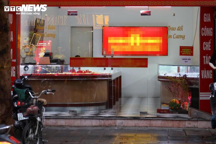 Bất ngờ cảnh nhiều cửa hàng vàng vắng hoe trong ngày vía thần Tài- Ảnh 2. Bất ngờ cảnh nhiều cửa hàng vàng vắng hoe trong ngày vía thần Tài- Ảnh 2.