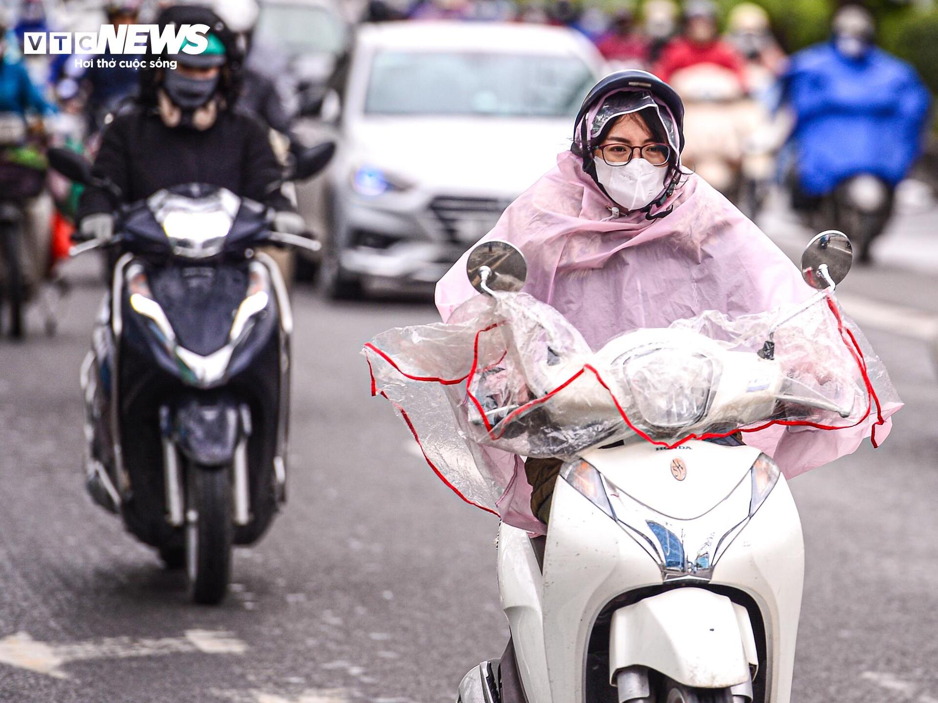 Người lao động ở Hà Nội trùm áo mưa, run rẩy mưu sinh trong giá rét 12°C- Ảnh 14.