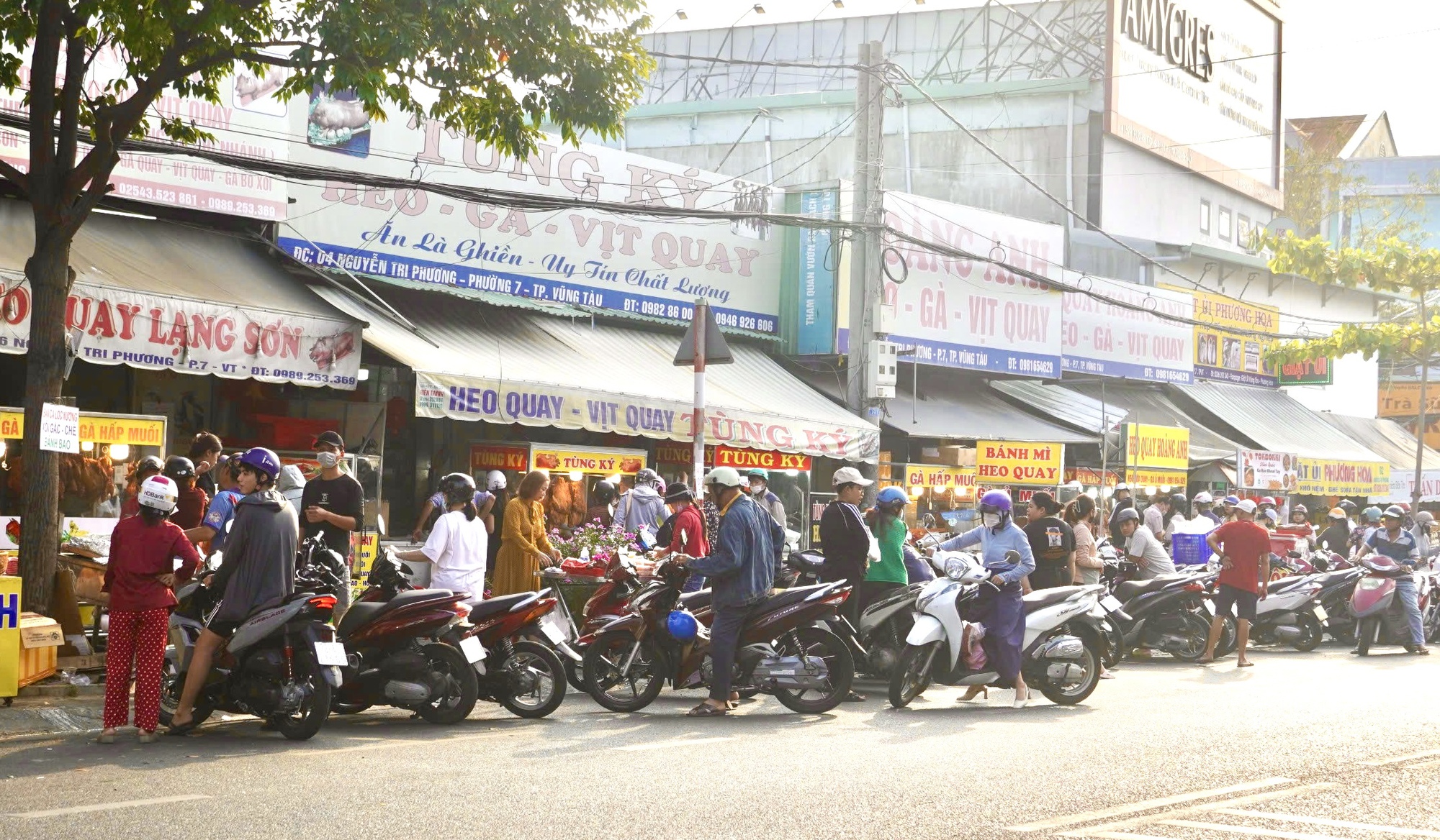 Người dân Vũng Tàu xếp hàng dài từ 4 giờ sáng trên đường Nguyễn Tri Phương trong ngày vía Thần Tài- Ảnh 7.