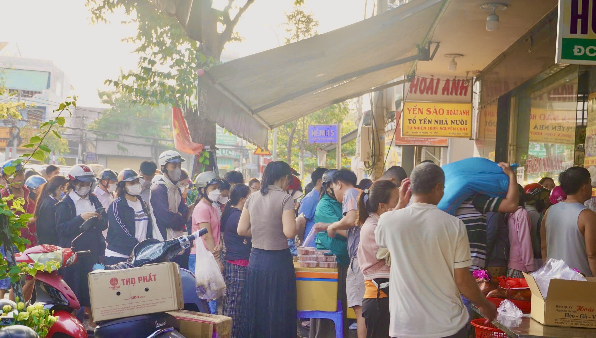 Người dân Vũng Tàu xếp hàng dài từ 4 giờ sáng trên đường Nguyễn Tri Phương trong ngày vía Thần Tài- Ảnh 2.