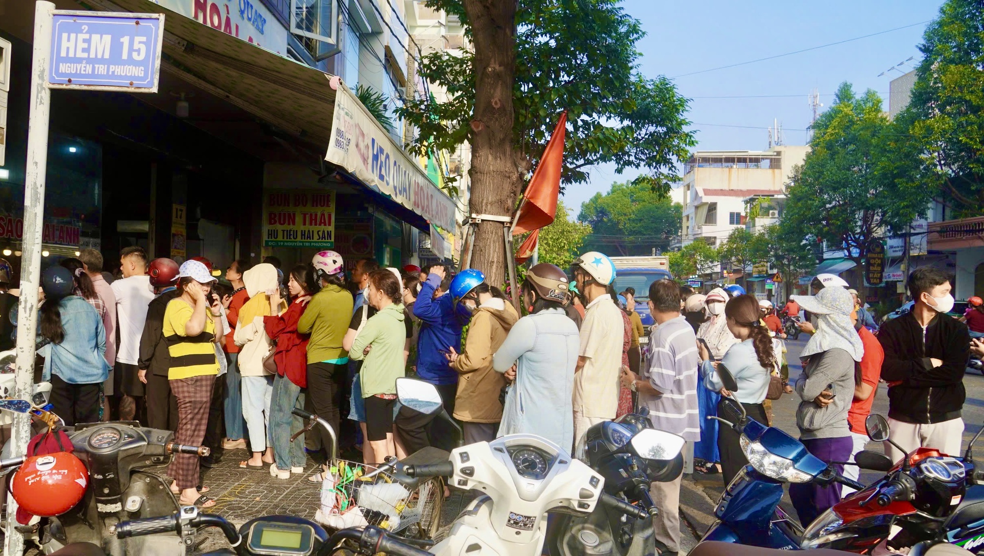 Người dân Vũng Tàu xếp hàng dài từ 4 giờ sáng trên đường Nguyễn Tri Phương trong ngày vía Thần Tài- Ảnh 1.