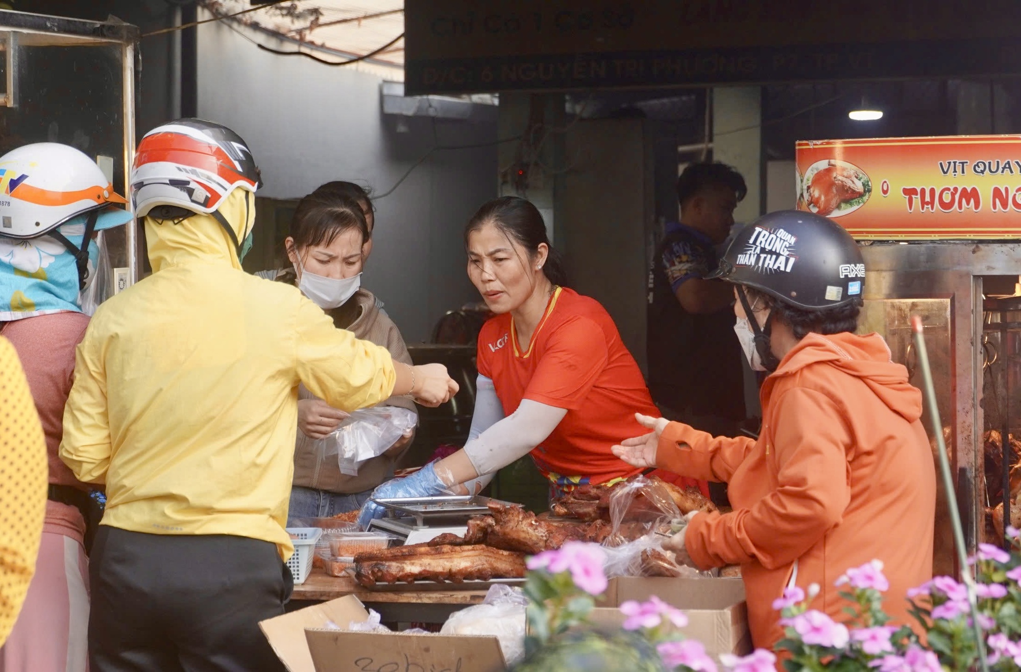 Người dân Vũng Tàu xếp hàng dài từ 4 giờ sáng trên đường Nguyễn Tri Phương trong ngày vía Thần Tài- Ảnh 3.