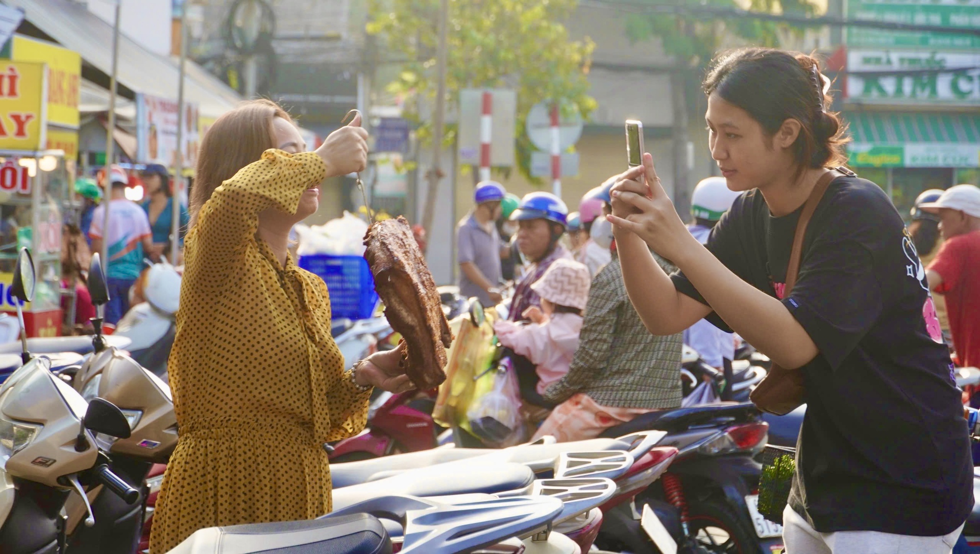 Người dân Vũng Tàu xếp hàng dài từ 4 giờ sáng trên đường Nguyễn Tri Phương trong ngày vía Thần Tài- Ảnh 4.