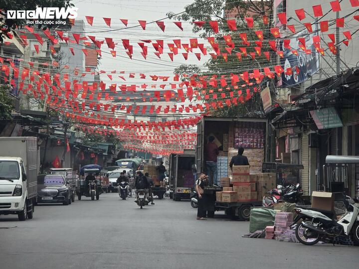 Núi bánh kẹo 'lạ' bị xả giữa làng: Siết chặt quản lý thị trường tại La Phù- Ảnh 1.