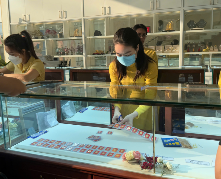 Bất ngờ cảnh nhiều cửa hàng vàng vắng hoe trong ngày vía thần Tài- Ảnh 6. Bất ngờ cảnh nhiều cửa hàng vàng vắng hoe trong ngày vía thần Tài- Ảnh 6.
