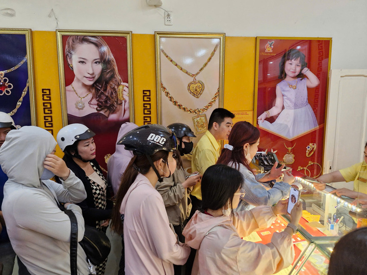Bất ngờ cảnh nhiều cửa hàng vàng vắng hoe trong ngày vía thần Tài- Ảnh 10. Bất ngờ cảnh nhiều cửa hàng vàng vắng hoe trong ngày vía thần Tài- Ảnh 10.
