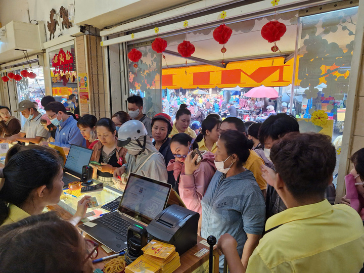 Bất ngờ cảnh nhiều cửa hàng vàng vắng hoe trong ngày vía thần Tài- Ảnh 7. Bất ngờ cảnh nhiều cửa hàng vàng vắng hoe trong ngày vía thần Tài- Ảnh 7.