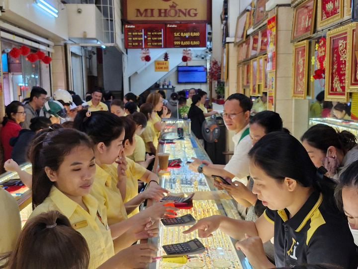 Bất ngờ cảnh nhiều cửa hàng vàng vắng hoe trong ngày vía thần Tài- Ảnh 9. Bất ngờ cảnh nhiều cửa hàng vàng vắng hoe trong ngày vía thần Tài- Ảnh 9.