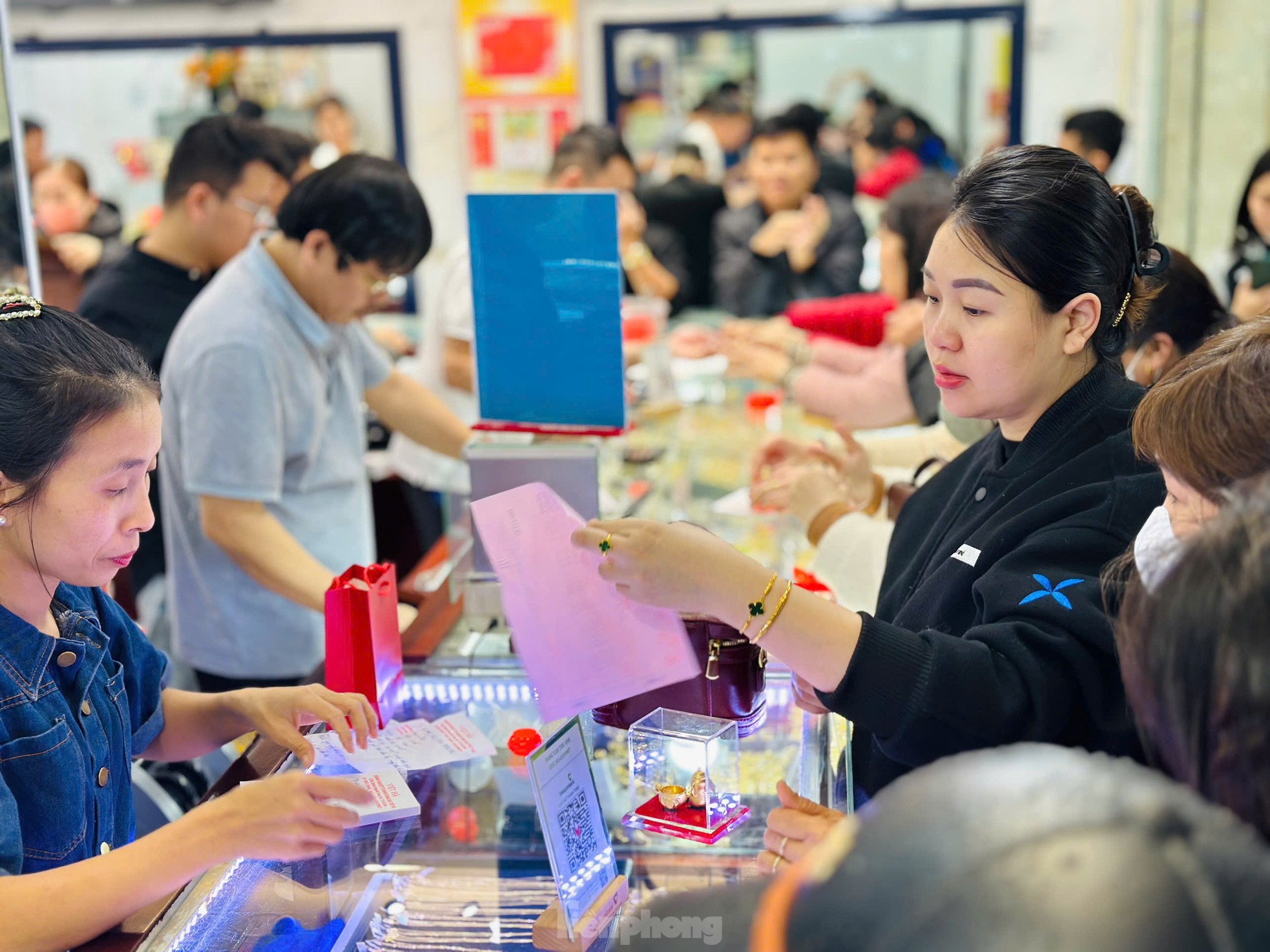 Tiệm vàng ngày thần tài: Nơi chen chúc, chỗ vắng hoe- Ảnh 4.