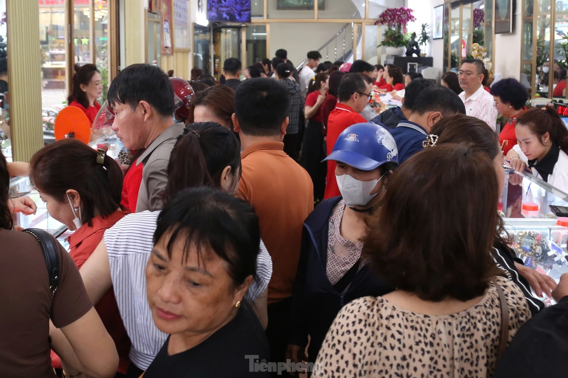 Tiệm vàng ngày thần tài: Nơi chen chúc, chỗ vắng hoe- Ảnh 9.