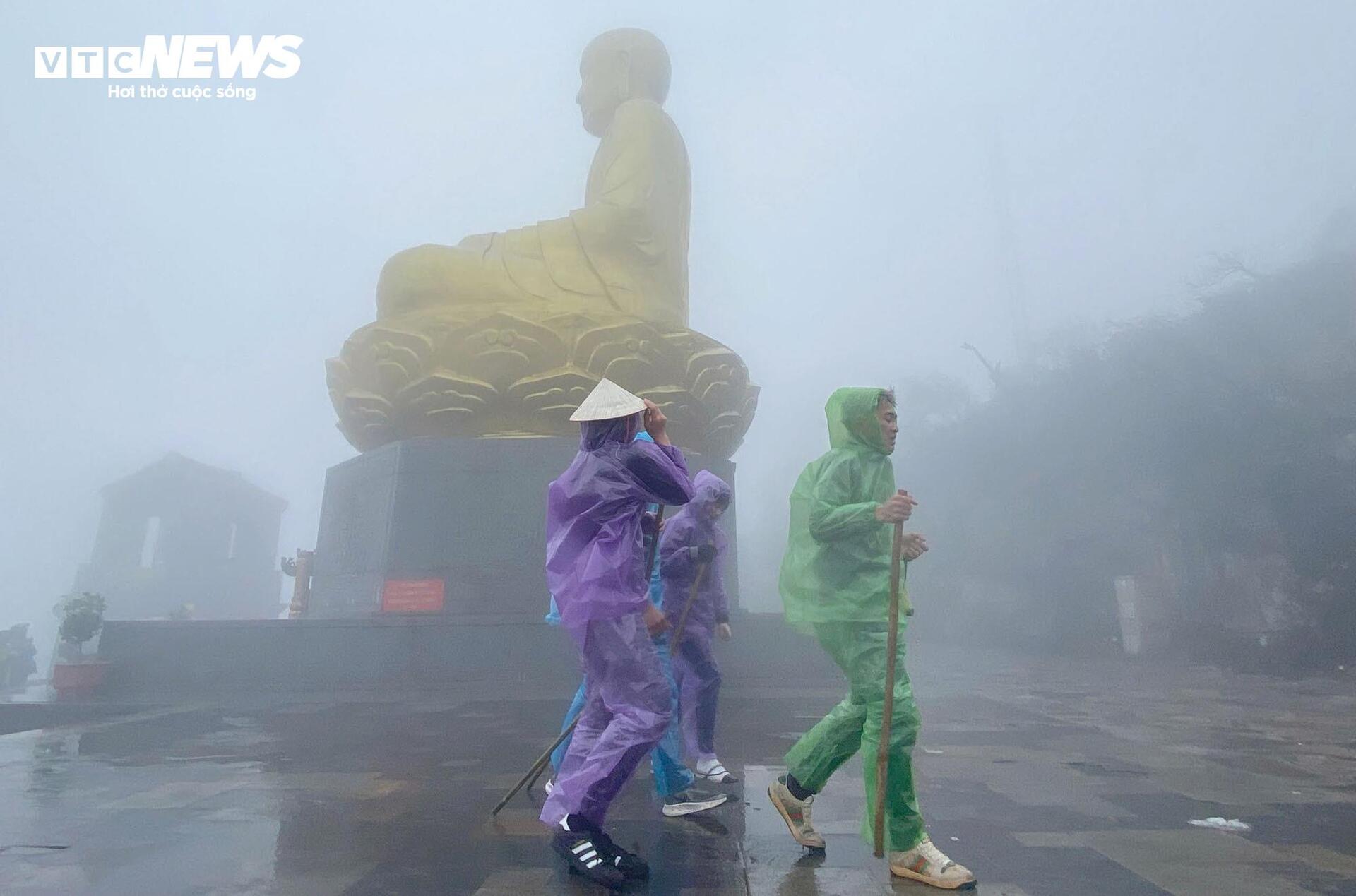 Dòng người co ro trong gió rét hành hương lên chùa Đồng Yên Tử ngày khai hội- Ảnh 11.