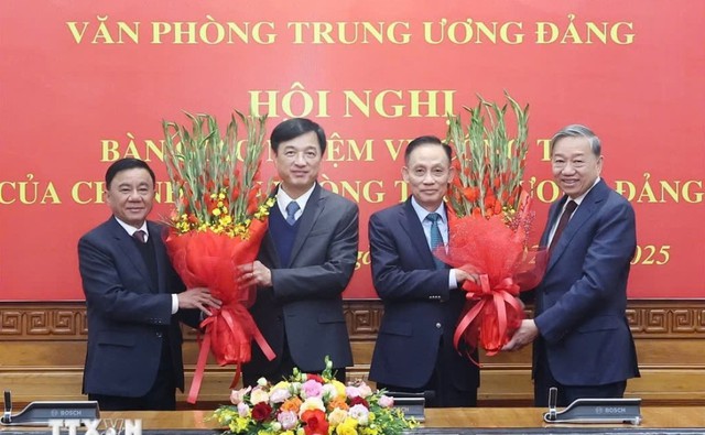 Bàn giao nhiệm vụ Chánh Văn phòng Trung ương giữa 2 ông Nguyễn Duy Ngọc và Lê Hoài Trung- Ảnh 1.