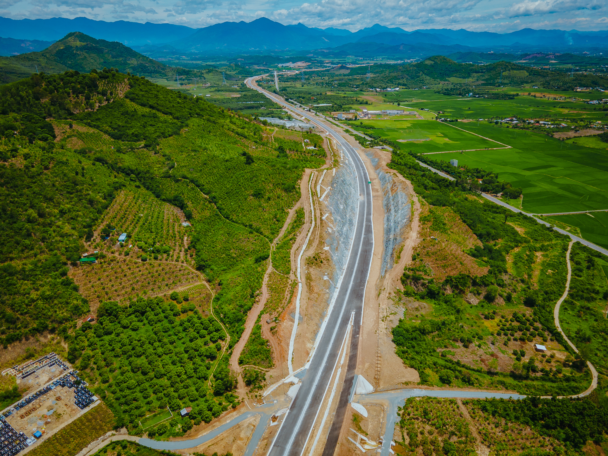 Tuyến cao tốc đầu tiên ở Việt Nam vượt tiến độ 8 tháng: 83 km vượt núi băng rừng, trị giá 11.808 tỷ đồng- Ảnh 2.