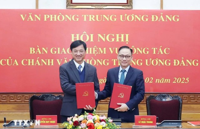 Bàn giao nhiệm vụ Chánh Văn phòng Trung ương giữa 2 ông Nguyễn Duy Ngọc và Lê Hoài Trung- Ảnh 3.