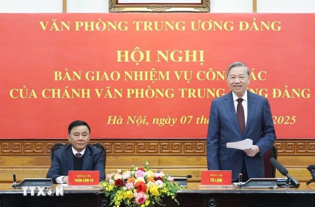 Bàn giao nhiệm vụ Chánh Văn phòng Trung ương giữa 2 ông Nguyễn Duy Ngọc và Lê Hoài Trung- Ảnh 2.