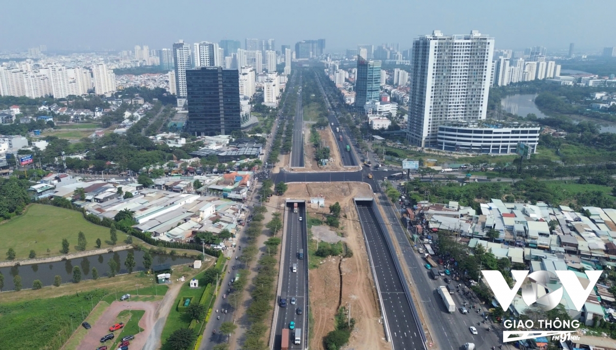 Hàng loạt công trình giao thông trọng điểm của TP.HCM bứt tốc, vì sao?- Ảnh 2.