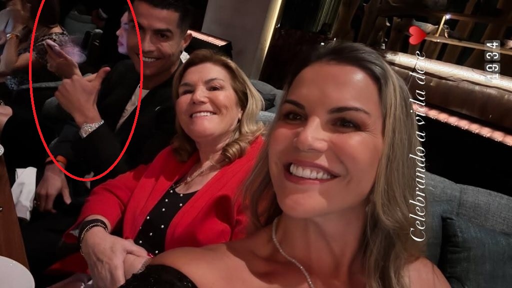 Bạn gái gây tranh cãi vì tấm ảnh chụp trong sinh nhật của Ronaldo, bị chê "bất lịch sự" với mẹ chồng tương lai- Ảnh 1. Bạn gái gây tranh cãi vì tấm ảnh chụp trong sinh nhật của Ronaldo, bị chê "bất lịch sự" với mẹ chồng tương lai- Ảnh 1.
