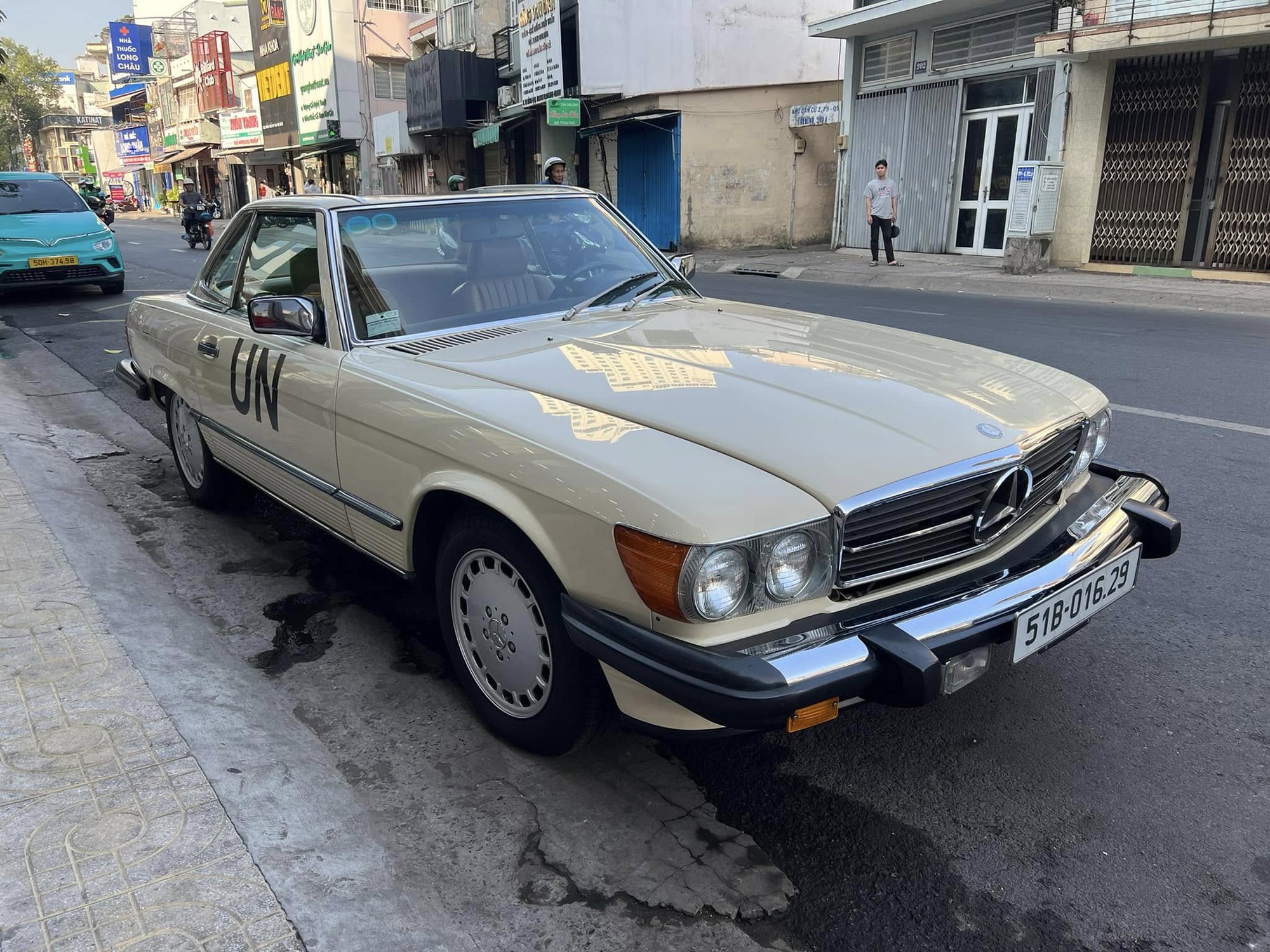 Ông Đặng Lê Nguyên Vũ lái Mercedes-Benz 380 SL ra đường du xuân, chủ showroom siêu xe tiết lộ: ‘Cả Việt Nam có đúng 1 chiếc’- Ảnh 2. Ông Đặng Lê Nguyên Vũ lái Mercedes-Benz 380 SL ra đường du xuân, chủ showroom siêu xe tiết lộ: ‘Cả Việt Nam có đúng 1 chiếc’- Ảnh 2.
