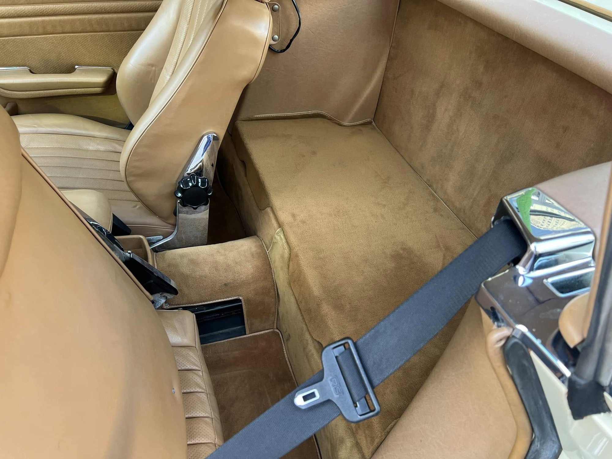 Ông Đặng Lê Nguyên Vũ lái Mercedes-Benz 380 SL ra đường du xuân, chủ showroom siêu xe tiết lộ: ‘Cả Việt Nam có đúng 1 chiếc’- Ảnh 7. Ông Đặng Lê Nguyên Vũ lái Mercedes-Benz 380 SL ra đường du xuân, chủ showroom siêu xe tiết lộ: ‘Cả Việt Nam có đúng 1 chiếc’- Ảnh 7.